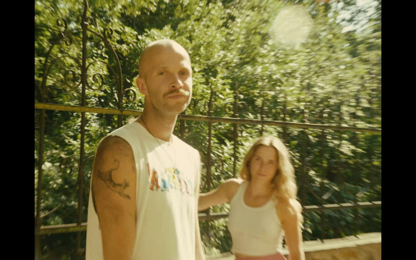 Michal Juřička v novém singlu Ananas obdivuje ženskou krásu