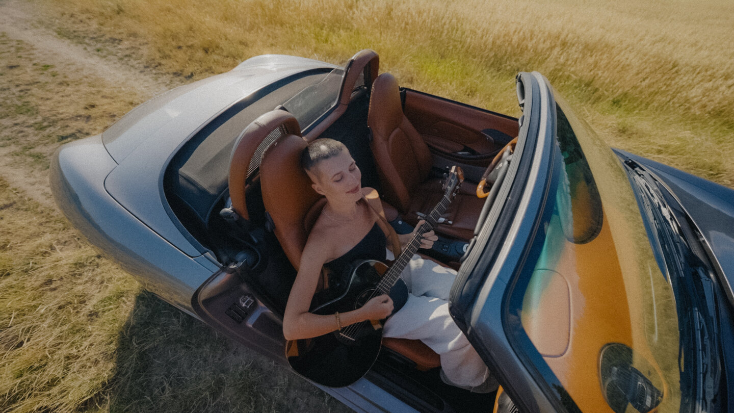 Anežka Binková vydává singl a klip Neděle