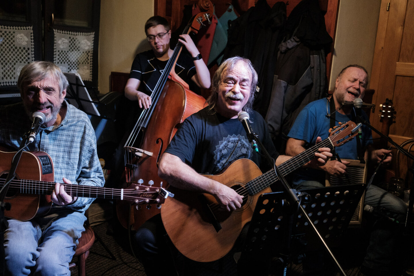 Slávek Janoušek - Kluci s kytarou vždycky líp balili holky. Nástroj někdy ani nestačili vytáhnout z pouzdra