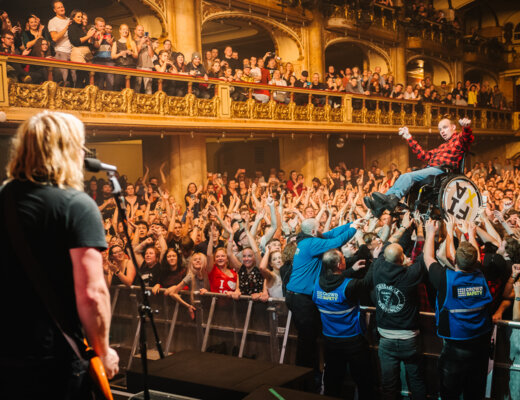 Vypsaná fixa – Fotka z fixího vánočního koncertu ve velké Lucerně. Připomíná mi, že pro spoustu lidí je hudba mnohem víc, než se může zdát.