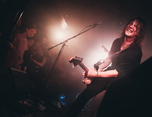 Byt č. 4 – Nepřestává mě fascinovat, jak se tahle kapela dokázala vyšvihnout, a baví mě si představovat, kde budou za pár let. Pak bude mít tahle fotka z koncertu pro 200 lidí hned jinou dokumentární hodnotu.