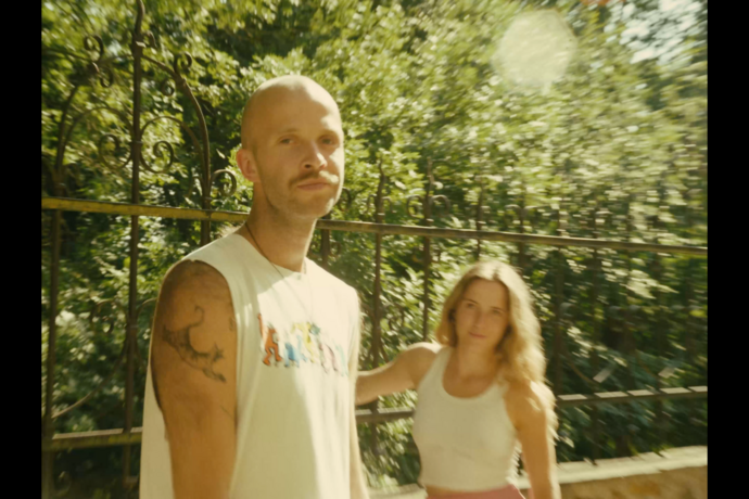 Michal Juřička v novém singlu Ananas obdivuje ženskou krásu
