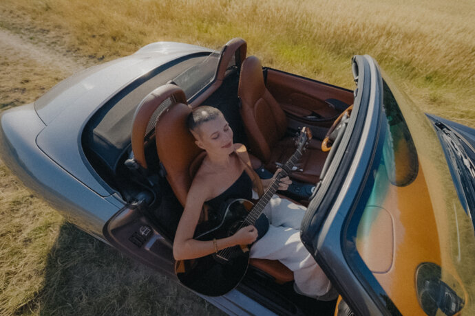 Anežka Binková vydává singl a klip Neděle